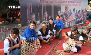 Giới thiệu về nghề đan lát của các đồng bào dân tộc thiểu số huyện Khánh Vĩnh (Khánh Hòa). Ảnh: TTXVN phát