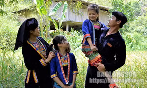 Gia đình anh Dương Văn Ngoan (dân tộc Mông, thôn Khuổi Làm, xã Cao Minh, huyện Tràng Định) nhiều năm liên tục là gia đình văn hóa tiêu biểu của xã. Ảnh: baolangson.vn