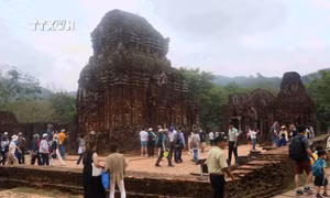 Du khách tham quan Di sản Văn hóa thế giới Mỹ Sơn (Quảng Nam). Ảnh: Đoàn Hữu Trung - TTXVN
