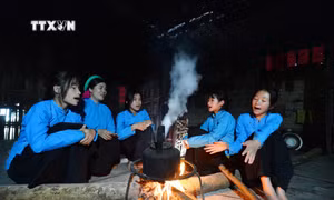 Học sinh Trường Trung học cơ sở Đại Dực 1 trong buổi tập luyện bảo tồn tiếng hát Soóng Cọ. Ảnh: Minh Đức – TTXVN