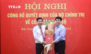 Đồng chí Lương Cường (phải), Ủy viên Bộ Chính trị, Thường trực Ban Bí thư tặng hoa và trao quyết định cho đồng chí Nguyễn Văn Gấu nhận trọng trách mới. Ảnh: Danh Lam -TTXVN