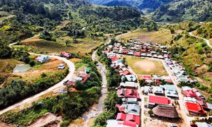 Một góc trù phú của làng gốm cổ K’noonh bên dòng suối K’ol. Ảnh: Khánh Nguyên