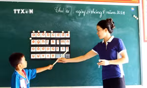 Giáo viên dạy tăng cường tiếng Việt cho học sinh dân tộc thiểu số tại điểm trường lẻ thuộc Trường Tiểu học và THCS xã Thượng Hóa, huyện Minh Hóa. Ảnh: Tá Chuyên – TTXVN