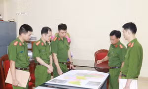 Lực lượng Cảnh sát điều tra tội phạm về ma túy, Công an tỉnh Sơn La ra quân đấu tranh tội phạm. Ảnh: TTXVN phát