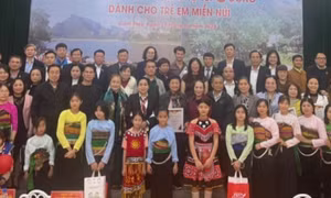 Đây là những việc làm thiết thực, góp phần tạo động lực cho các em học sinh vươn lên, nỗ lực phấn đấu đạt được nhiều thành tích trong học tập. Ảnh TTXVN phát