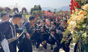 Tái hiện lễ cưới của các dân tộc ở thị xã Sa Pa tại lLễ hội Hoa hồng Fansipan năm 2024 với chủ đề “Triệu đóa hồng tình yêu Fansipan. Ảnh: Quốc Khánh - TTXVN