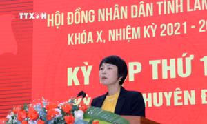Bà Phạm Thị Phúc, Chủ tịch HĐND tỉnh Lâm Đồng khai mạc kỳ họp. Ảnh: Chu Quốc Hùng- TTXVN