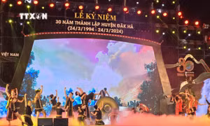Chương trình nghệ thuật “Đăk Hà – Niềm tin chân trời mới” tại lễ kỷ niệm. Ảnh: Khoa Chương - TTXVN