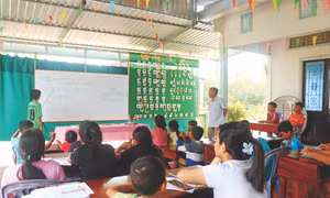 Lớp dạy chữ Khmer cho trẻ em vào mùa hè ở ấp Thới Trường 1, xã Thới Xuân, huyện Cờ Đỏ. Ảnh: Thu Hiền