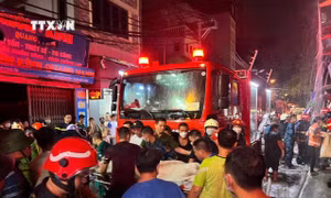 Đến gần 22h, lực lượng chức năng đưa được nạn nhân ra ngoài. Ảnh: Phạm Kiên - TTXVN