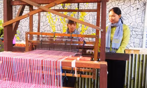 Nghệ nhân dân tộc Chăm biểu diễn dệt khăn rằn. Ảnh: Ánh Tuyết – TTXVN