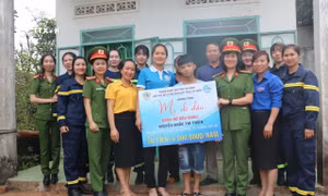 Nhiều hoạt động thiết thực của các cấp chi hội Hội LHPN tỉnh Gia Lai là điểm tựa của trẻ em mồ côi, phụ nữ yếu thế trên địa bàn. Ảnh: TTXVN phát
