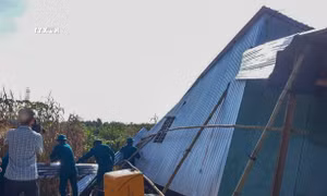 Một căn nhà bị sập do trận mưa dông chiều 15/6 ở huyện Cờ Đỏ, thành phố Cần Thơ. Ảnh: TTXVN phát