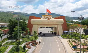 Quốc môn ở Cửa khẩu quốc tế Lao Bảo (phía Việt Nam). Ảnh: Hồ Cầu - TTXVN