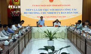 Đồng chí Hầu A Lềnh, Bộ trưởng, Chủ nhiệm Ủy ban Dân tộc làm việc với UBND tỉnh Kiên Giang. Ảnh: Lê Sen - TTXVN