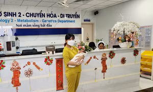 Người mẹ và em bé. Ảnh: Đinh Hằng-TTXVN