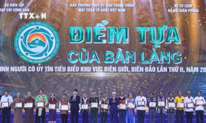 Các đồng chí Ủy viên Bộ Chính trị: Đại tướng Lương Cường, Thường trực Ban Bí thư; Chủ tịch Ủy ban Trung ương Mặt trận Tổ quốc Việt Nam Đỗ Văn Chiến tặng Bằng khen cho các già làng, trưởng bản, người có uy tín tại chương trình. Ảnh: TTXVN phát