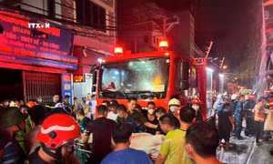 Đến gần 22h, lực lượng chức năng đưa được nạn nhân ra ngoài. Ảnh: Phạm Kiên - TTXVN