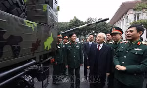 Tổng bí thư, Chủ tịch nước Nguyễn Phú Trọng xem trưng bày các khí tài quân sự tại Hội nghị Quân chính toàn quân năm 2018. Ảnh: Trí Dũng-TTXVN