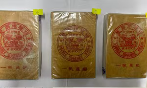 Các đối tượng Cảnh, Thiện, Huy, Chính và tang vật của vụ án. Ảnh: TTXVN phát 