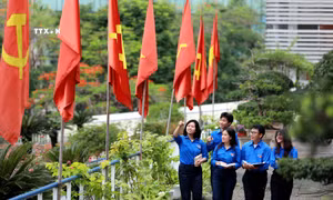 Với những học sinh vốn sớm định hình được con đường bước vào hàng ngũ của Đảng, các nhà trường luôn trao cơ hội để các em được đóng vai trò tiên phong trong các phong trào của Đoàn thanh niên. Từ đó, các em vừa rèn luyện, nâng cao bản lĩnh và lan tỏa tinh thần phấn đấu vì lý tưởng của Đảng tới những học sinh khác. Ảnh: Thanh Tùng - TTXVN