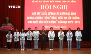 Biểu dương học sinh vượt khó học tốt là con nuôi đồn Biên phòng tỉnh Cao Bằng