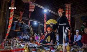 Các nghi lễ Mo là nghi lễ nhằm cho con cháu lần cuối cùng được báo hiếu cha mẹ và chuẩn bị “hành trang” cho người chết đi sang thế giới Mường Ma. Ảnh: Trọng Đạt-TTXVN