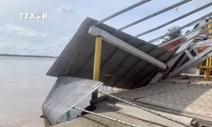 Vụ sạt lở diễn biến rất nhanh, làm ảnh hưởng gần như hoàn toàn khuôn viên và một phần ngôi miếu. Ảnh: TTXVN phát
