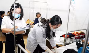 Cán bộ Trung tâm Kiểm soát bệnh tật lấy mẫu máu xét nghiệm. Ảnh: Công Tường-TTXVN