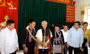 Tổng Bí thư Nguyễn Phú Trọng thổi khèn Mông tại xã Bản Bo, huyện Tam Đường vào tháng 7/2016. Ảnh: TTXVN phát