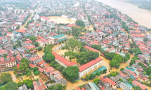 Nước sông Hồng lên cao, nhấn chìm các khu vực nằm ven sông ở thành phố Yên Bái, chiều 9/9. Ảnh: Tuấn Anh - TTXVN