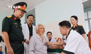 Khám bệnh, cấp phát thuốc cho trẻ em, người có hoàn cảnh khó khăn huyện đảo Lý Sơn