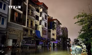 Phố Chương Dương Độ, phường Chương Dương, quận Hoàn Kiếm cắt điện từ tối 10/9. (Ảnh chụp 23h ngày 10/9). Ảnh: Mạnh Hùng - TTXVN
