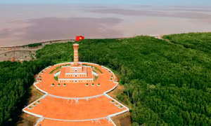 Công trình Cột cờ Hà Nội tại Đất Mũi Cà Mau được xây dựng mô phỏng kiến trúc Cột cờ Hà Nội cổ xưa gắn với truyền thống lịch sử của Thăng Long - Hà Nội ngàn năm văn hiến. Ảnh: Huỳnh Thế Anh-TTXVN