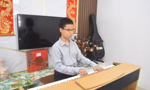Nguyễn Vũ Duy Anh tập đàn piano. Ảnh: Nguyên Dung – TTXVN