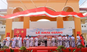 Đại diện báo Người lao động trao tặng 20 chiếc xe đạp cho học sinh trường THPT Nguyễn Trung Trực - Bến Lức (Long An) vượt khó vươn lên trong học tập. Ảnh: Đức Hạnh - TTXVN