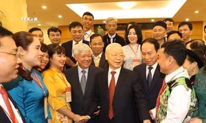 Tổng Bí thư Nguyễn Phú Trọng với đại biểu dự Hội nghị biểu dương Chủ tịch Mặt trận Tổ quốc cấp xã và Trưởng ban Công tác Mặt trận tiêu biểu toàn quốc (Hà Nội, 26/11/2022). Ảnh: Trí Dũng – TTXVN