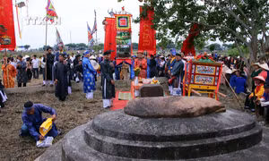 Nghi lễ xin rước Thần Nông từ Cồn Thần về đình Thần Nông tại Lễ hội Mục đồng làng Phong Lệ. Ảnh: Trần Lê Lâm - TTXVN