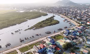 Xã Thạch Kim (huyện Lộc Hà, Hà Tĩnh) hiện có hơn 100 tàu thuyền đánh bắt cá, cung cấp nguồn nguyên liệu dồi dào cho nghề nướng cá của người dân địa phương. Ảnh: Hữu Quyết – TTXVN