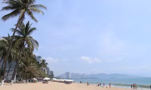 Bãi biển dọc đường Trần Phú đông du khách nước ngoài nằm phơi nắng. Ảnh: Đặng Tuấn – TTXVN