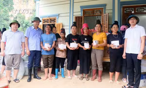 Sơn La: Hỗ trợ hàng hóa thiết yếu cho nhân dân bản Phiêng Nghè do bị ngập lụt