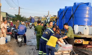Cán bộ, chiến sĩ Công an Tiền Giang hỗ trợ bơm nước sinh hoạt cho người dân. Ảnh: TTXVN phát