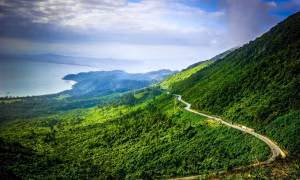 Đèo Hải Vân nổi tiếng với những đoạn cua tay áo, cung đường uốn lượn thách thức người đam mê “xê dịch". Ảnh: Văn Dũng – TTXVN