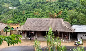 Người dân tộc Mông sống tại bản Xa Lung, xã Mường Lý, huyện biên giới Mường Lát, tỉnh Thanh Hóa luôn sống trong khó khăn, nghèo đói quanh năm do không có điện lưới quốc gia.Ảnh : Nguyễn Nam-TTXVN/Phát