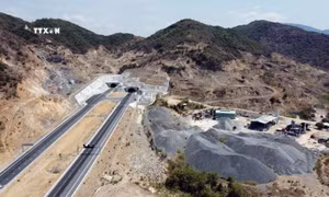 Tình trạng bụi do khai thác đá xuất hiện từ Km48 đến Km51, đoạn qua địa bàn xã Cam Phước Đông, Cam Thịnh Đông thuộc thành phố Cam Ranh. Ảnh: Đặng Tuấn -TTXVN