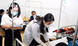 Cán bộ Trung tâm Kiểm soát bệnh tật lấy mẫu máu xét nghiệm. Ảnh: Công Tường-TTXVN