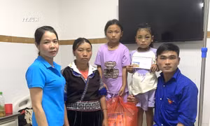 Đại diện trường PTDTBT Tiểu học và Trung học Cơ sở La Pán Tẩn thăm hỏi, động viên em Lù Thị L. tại bệnh viện. Ảnh: TTXVN phát