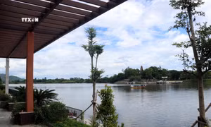 Bến thuyền Voi Ré - Hổ Quyền nằm ở vùng trái cây Thanh Trà, nhìn sang bên kia sông là chùa Thiên Mụ nổi tiếng. Ảnh: Đỗ Trưởng - TTXVN