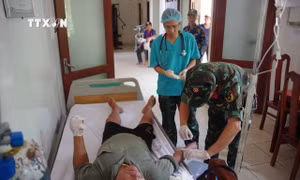 Lực lượng quân y đang kiểm tra sức khỏe của ngư dân Sáu khi vừa tiếp nhận. Ảnh: TTXVN phát