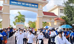 Các thí sinh tại tỉnh Kon Tum hoàn thành bài thi môn Toán tại Kỳ thi tốt nghiệp THPT Quốc gia 2023. Ảnh: Khoa Chương-TTXVN